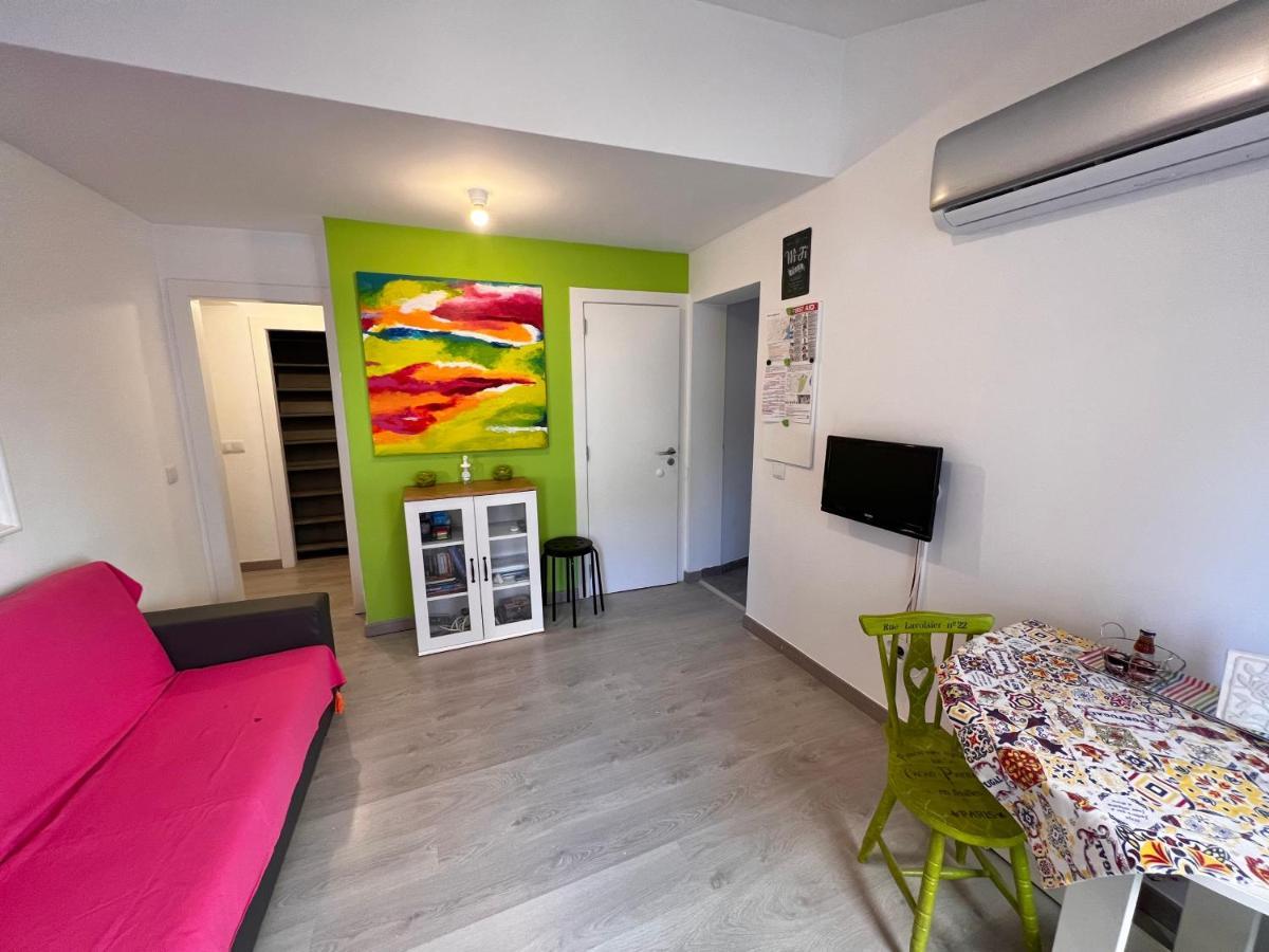Apartment Com Escada E Patio, Em Frente *