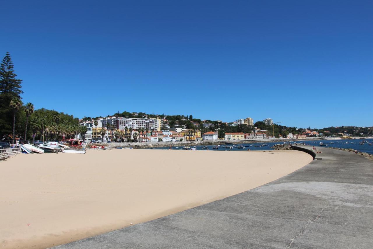 Com Escada E Patio, Em Frente