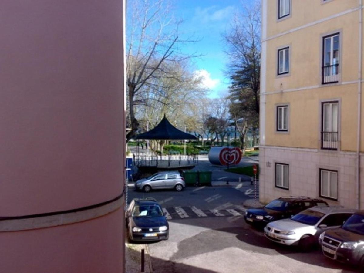 Com Escada E Patio, Em Frente Apartment Paco de Arcos
