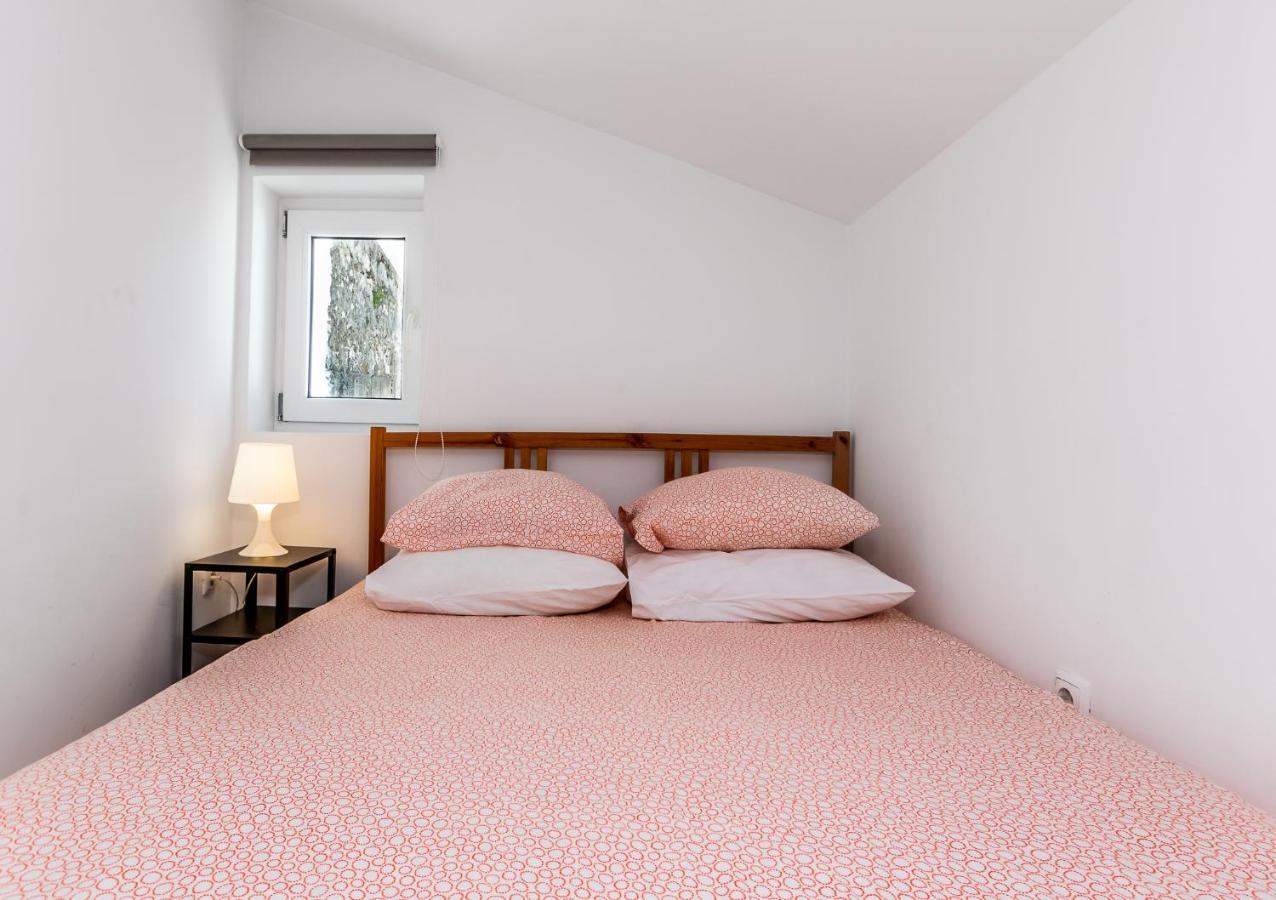 Apartment Com Escada E Patio, Em Frente *