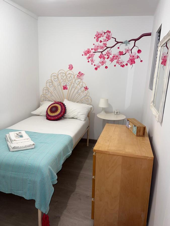 Apartment Com Escada E Patio, Em Frente